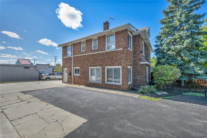 More Photos Of 881 E 222nd St, Euclid Office Residential For Sale