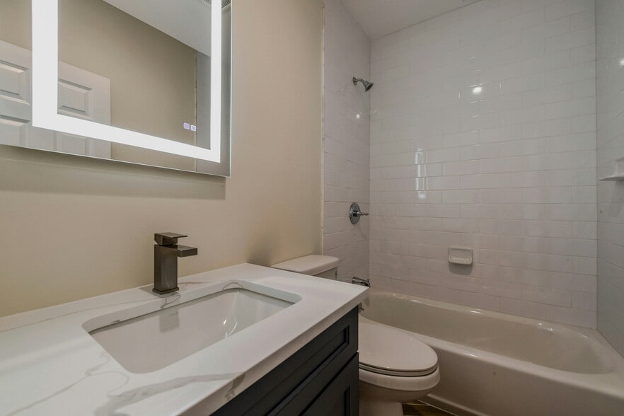 More Photos Of 400 New York Ave, Huntington Restaurant For Sale