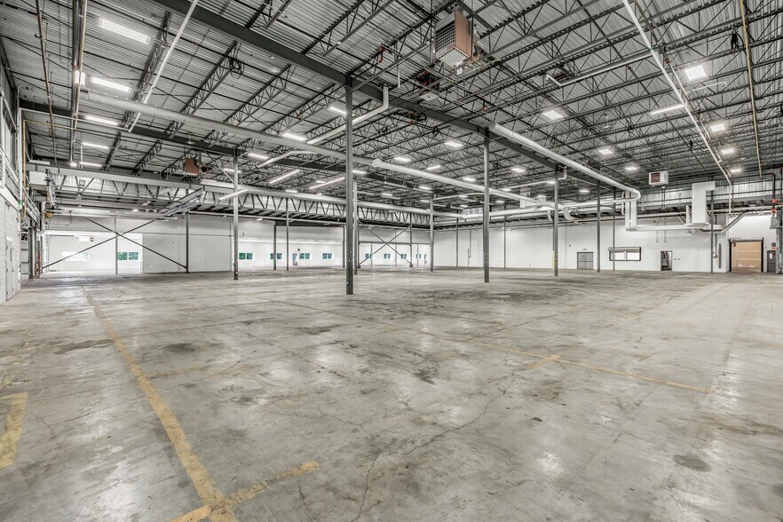 More Photos Of 4140-4150 Boul De Portland, Sherbrooke Manufacturing For Lease