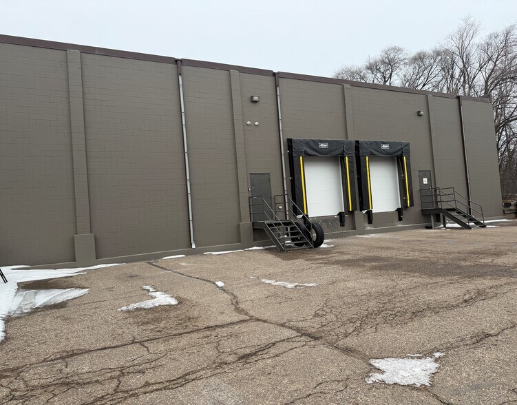 More Photos Of 3320 Terminal Dr, Eagan Distribution For Lease