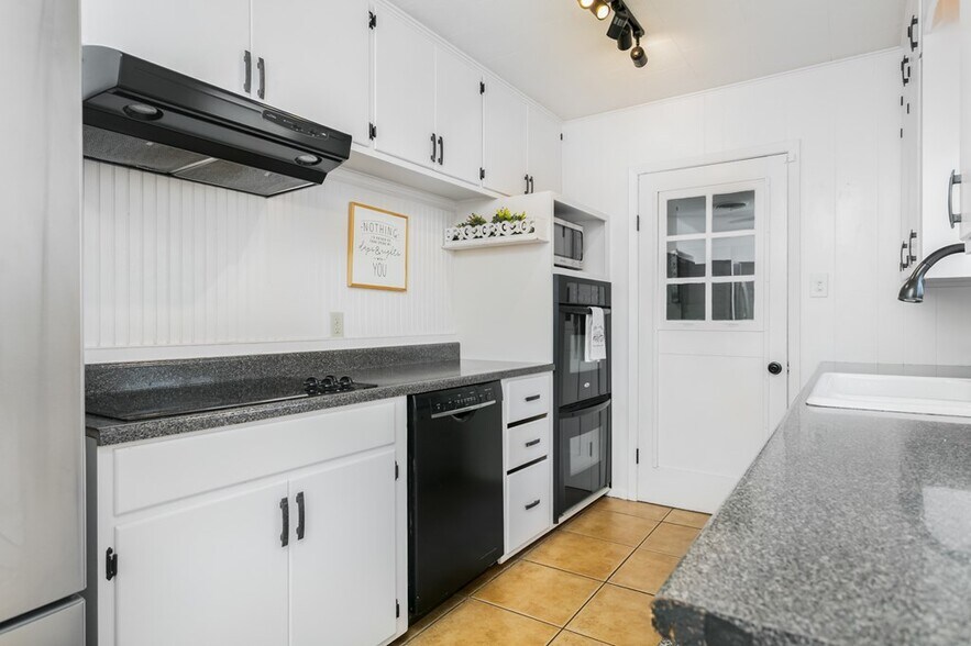 More Photos Of 333 W Burbank St, Fredericksburg Specialty For Sale