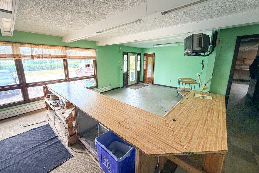 More Photos Of 258 Shunpike Rd, Williston Showroom For Lease