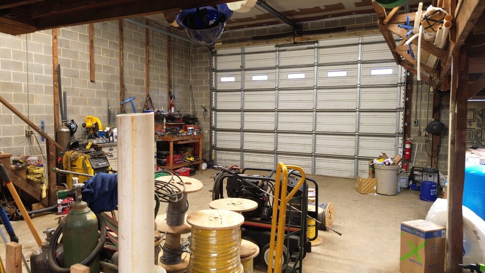 More Photos Of 24380 Hollywood Rd, Hollywood Flex For Lease