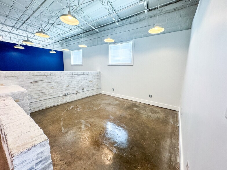 More Photos Of 920 Dauphin St, Mobile Office For Sale