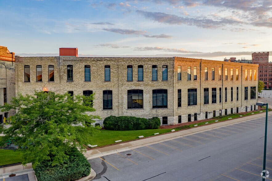 More Photos Of 101 W Pleasant St, Milwaukee Office For Lease