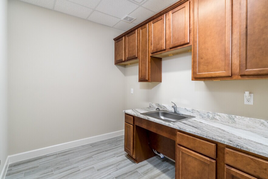 More Photos Of 8118 Fry Rd, Cypress Medical For Lease