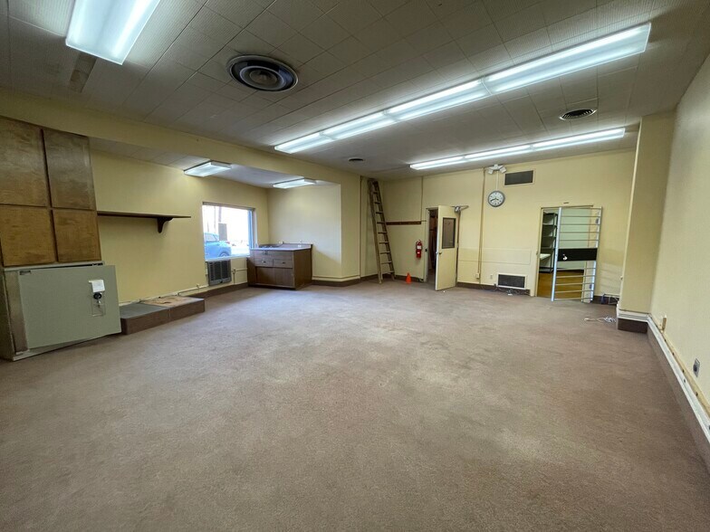 More Photos Of 300 E Main St, Pullman Bank For Sale