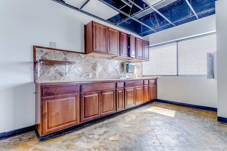 More Photos Of 2350 Valley View Ln, Dallas Loft Creative Space For Lease