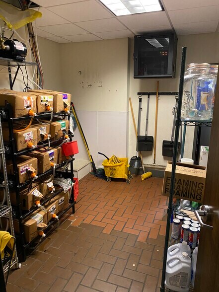 More Photos Of 410 S Clippert St, Lansing Restaurant For Sale