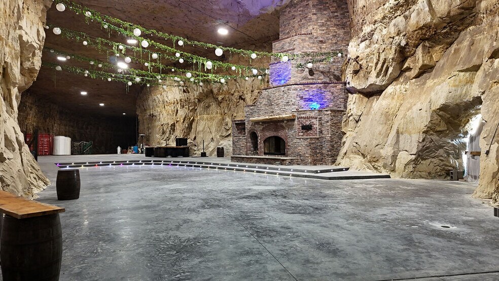 More Photos Of 20 Cave Industrial dr, Crystal City Industrial For Lease