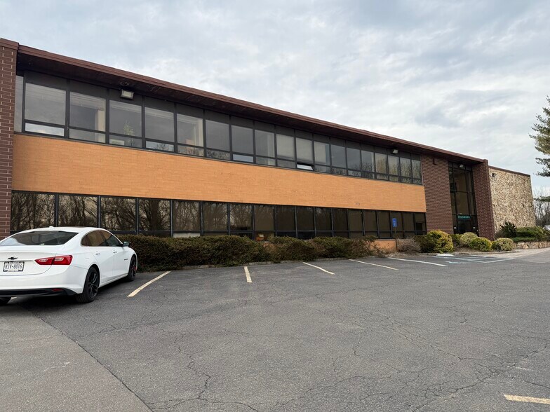 More Photos Of 80 Skyline Dr, Plainview Research And Development For Lease