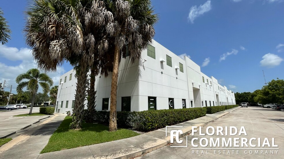 More Photos Of 574 NW Mercantile Pl, Port Saint Lucie Warehouse For Lease