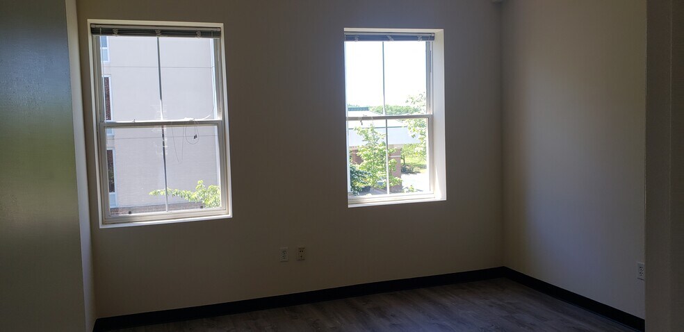 More Photos Of 21155 Whitfield Pl, Sterling Office For Sale