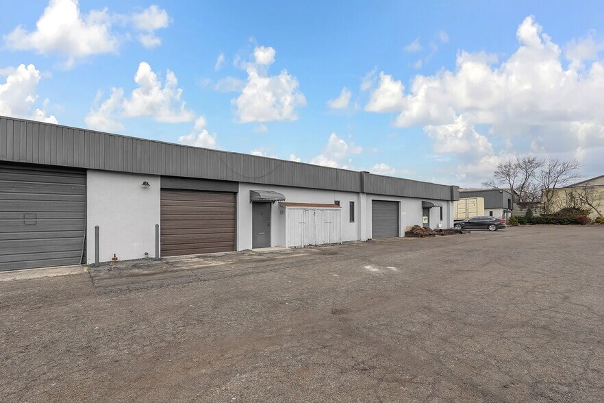 More Photos Of 1150-1180 Corrugated Way, Columbus Warehouse For Lease