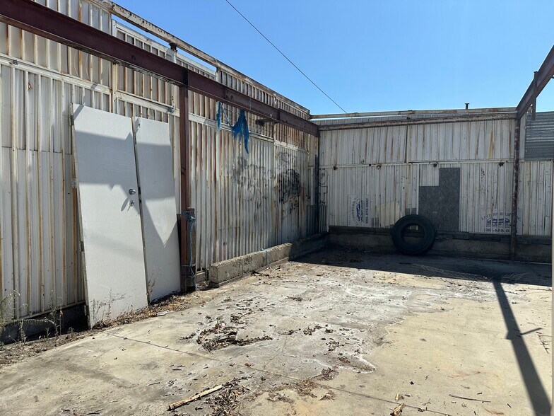 More Photos Of 10701 San Fernando Rd, Pacoima Warehouse For Lease