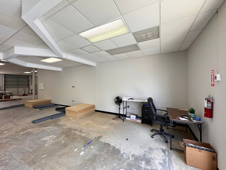 More Photos Of 4780-4806 N Orange Blossom Trl, Orlando Showroom For Lease