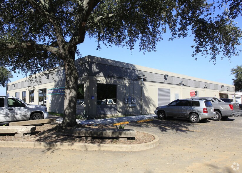 More Photos Of 9809 Rowlett Rd, Houston Showroom For Lease