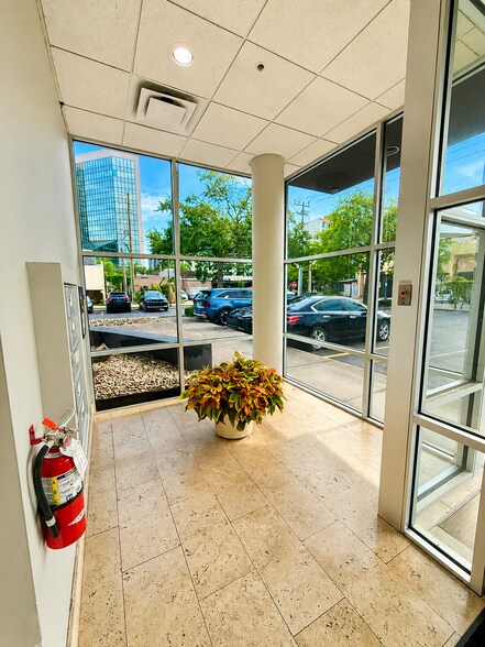 More Photos Of 22 S Links Ave, Sarasota Office For Lease