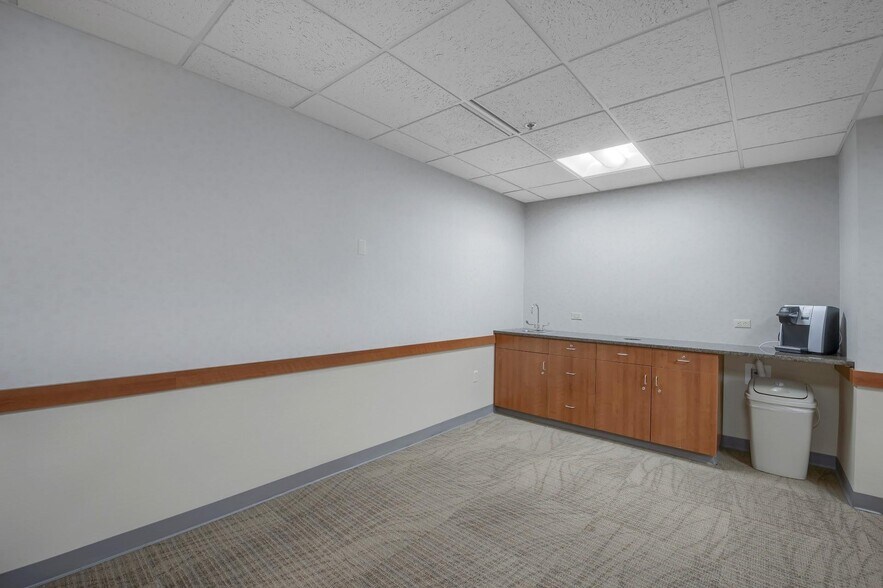 More Photos Of 21 Laurel Ave, Cornwall Medical For Lease