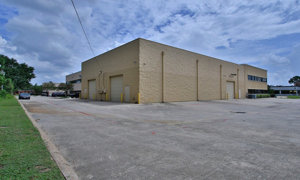 More Photos Of 25349-25351 Borough Park Dr, Spring Light Manufacturing For Sale