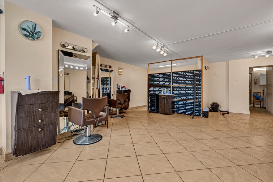 More Photos Of 70 Ottawa St N, Hamilton Storefront Retail Residential For Lease