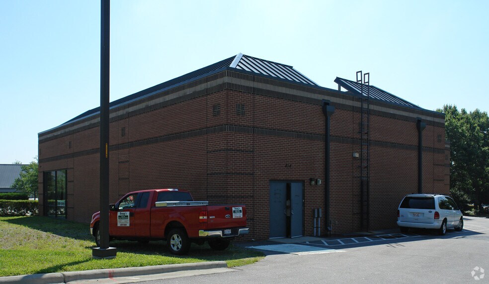 More Photos Of 816 Springfield Commons Dr, Raleigh Freestanding For Lease