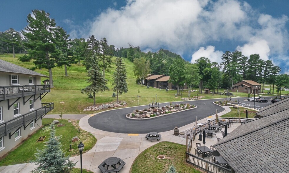Primary Photo Of N3332 Pine Mountain Rd, Iron Mountain Hotel For Sale