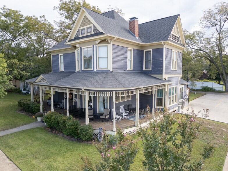 Primary Photo Of 202 N Newsom St, Mineola General Retail For Sale