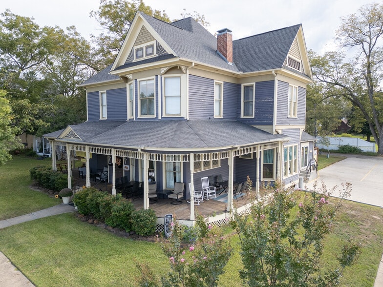 More Photos Of 202 N Newsom St, Mineola General Retail For Sale
