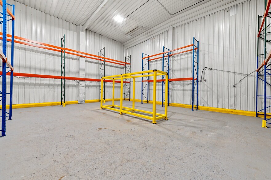 More Photos Of 4206 Mercantile Ave, Naples Distribution For Lease