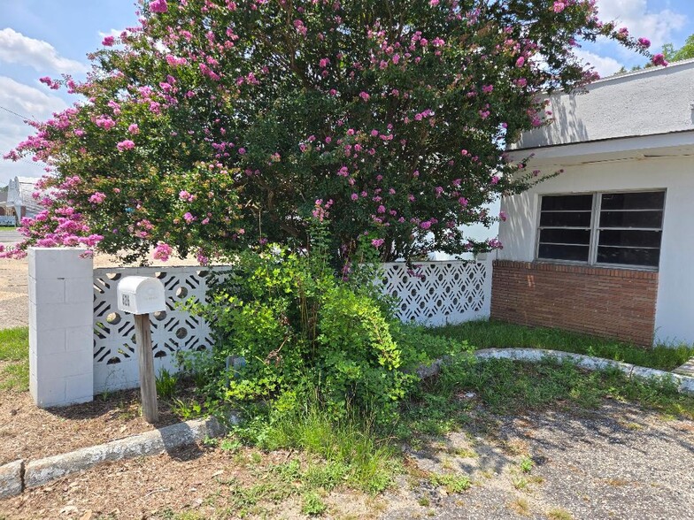 More Photos Of 626 W Carolina Ave, Hartsville Showroom For Sale