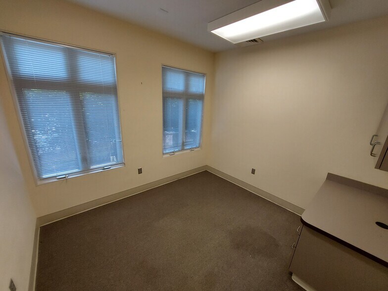 More Photos Of 5015 Southpark Dr, Durham Medical For Lease