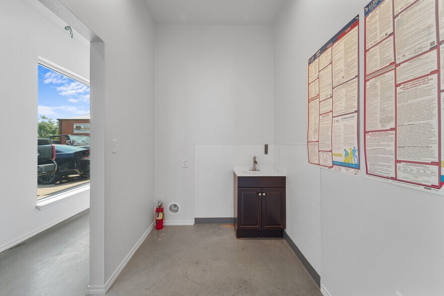 More Photos Of 414 Powerhouse St, McKinney Warehouse For Lease