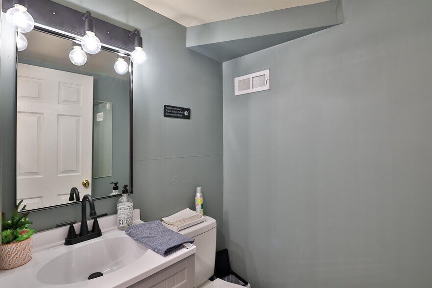 More Photos Of 2039 Madison Rd, Cincinnati Storefront Retail Office For Sale