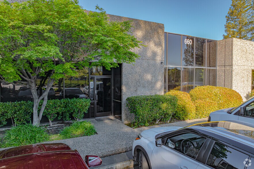 More Photos Of 660 Commerce Dr, Roseville Research And Development For Lease