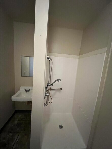 More Photos Of 3770 Private Road 3439, Longview Flex For Sale