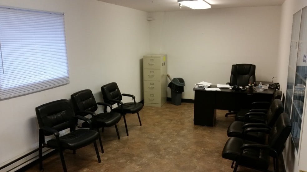 More Photos Of 440 Industrial Dr, Naperville Warehouse For Lease