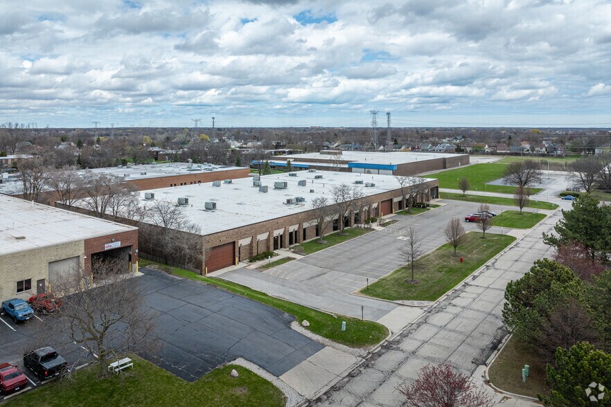 More Photos Of 1040-1060 High St, Mundelein Warehouse For Lease