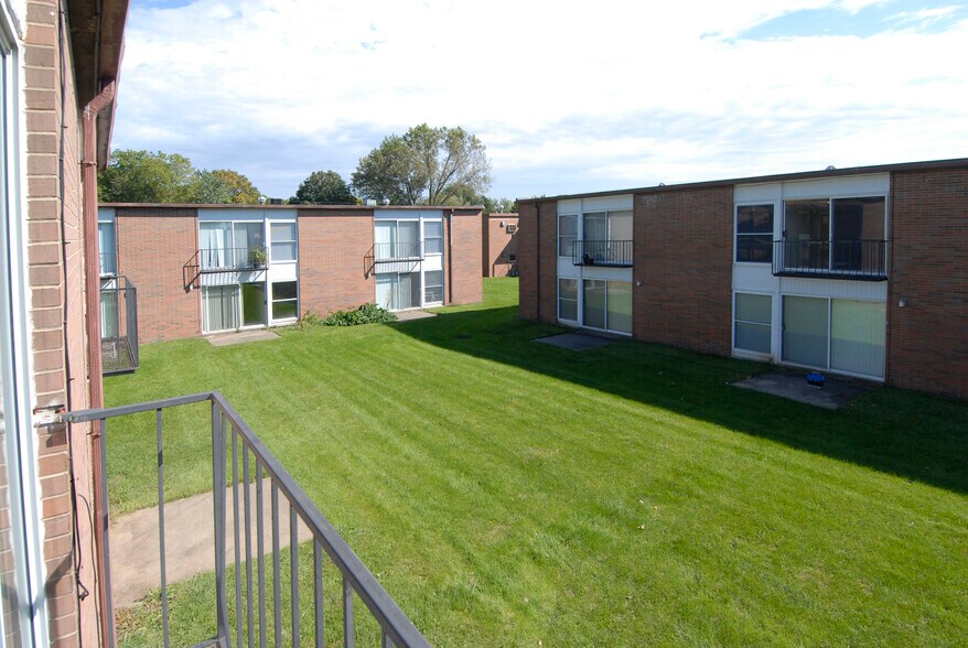 More Photos Of 1100 Arthur St, Iowa City Apartments For Sale