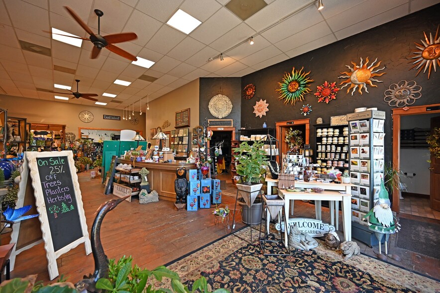 More Photos Of N47W30815 Hill St, Hartland Garden Center For Sale