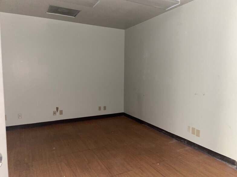 More Photos Of 509 Mineral Trace, Birmingham Light Distribution For Lease