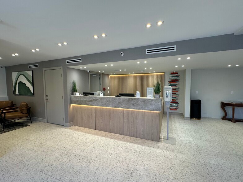 More Photos Of 1925 Harrison St, Hollywood Hotel For Lease