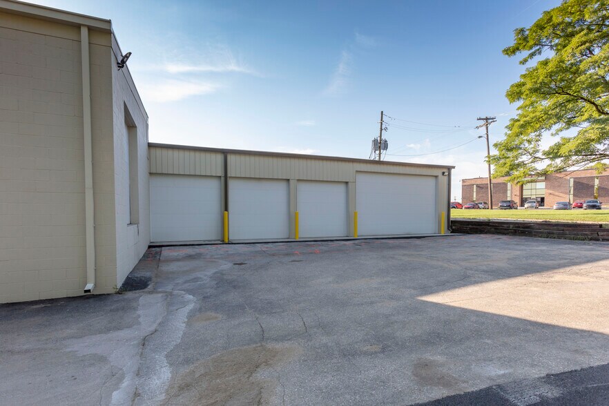 More Photos Of 2266 Distributors Dr, Indianapolis Manufacturing For Lease