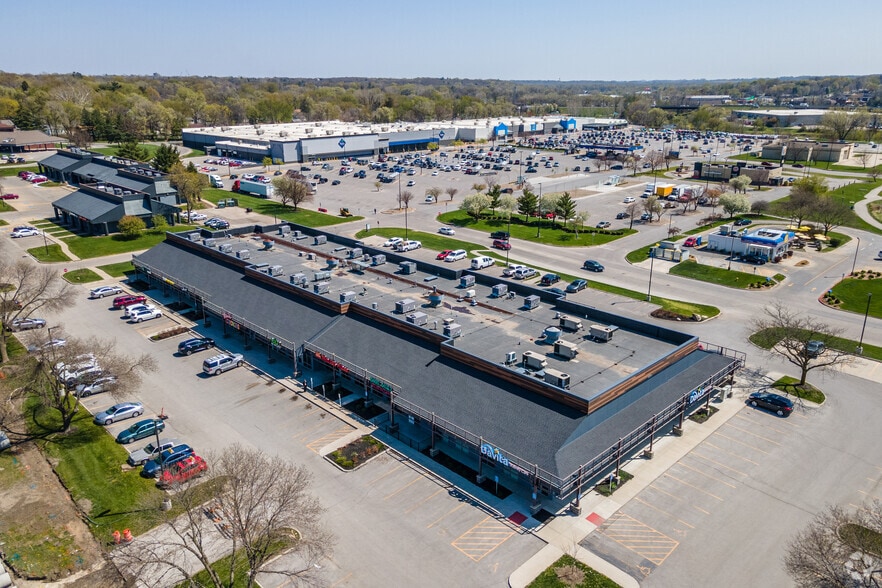 More Photos Of 7204-7246 University Ave, Windsor Heights Convenience Store For Lease