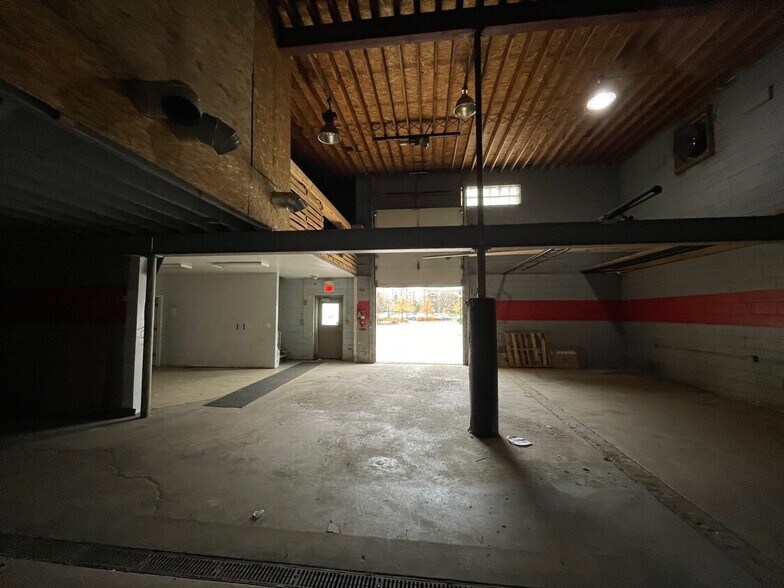 More Photos Of 1577 Ellinwood Ave, Des Plaines General Retail For Sale