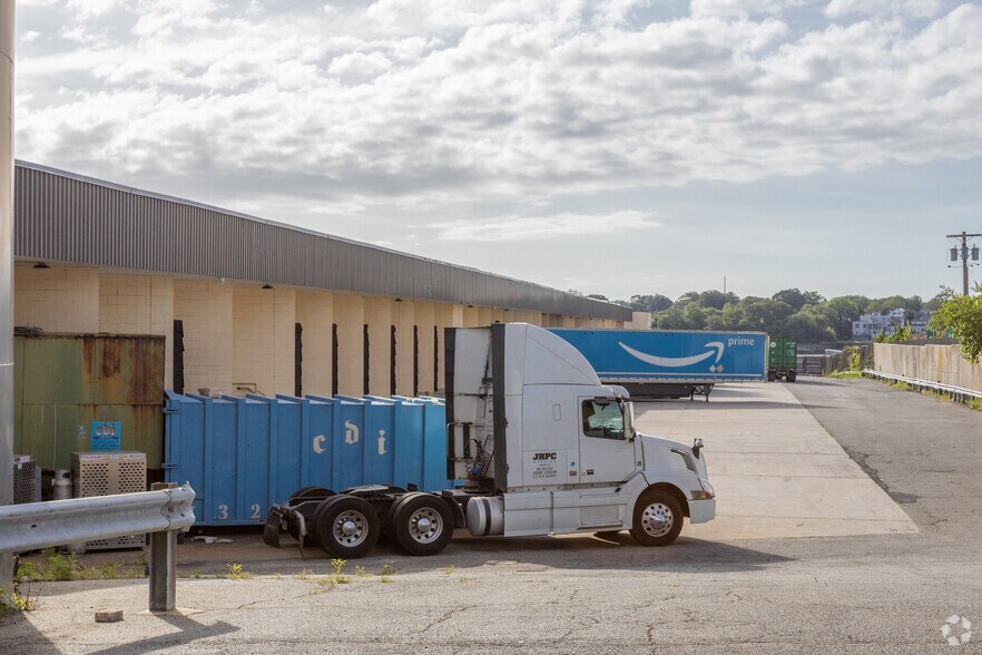 More Photos Of 1 Buckingham Ave, Perth Amboy Warehouse For Lease