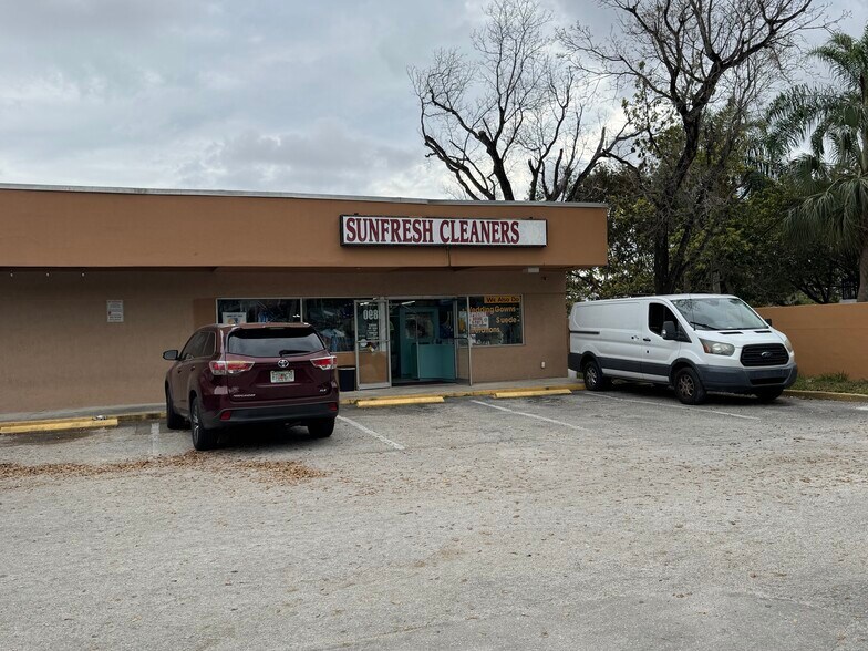 Primary Photo Of 1890 N Pine Island Rd, Plantation General Retail For Lease