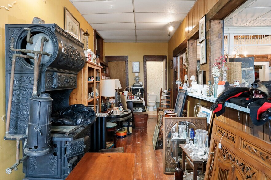 More Photos Of 102-104 N Main St, Edinburg Storefront Retail Residential For Sale