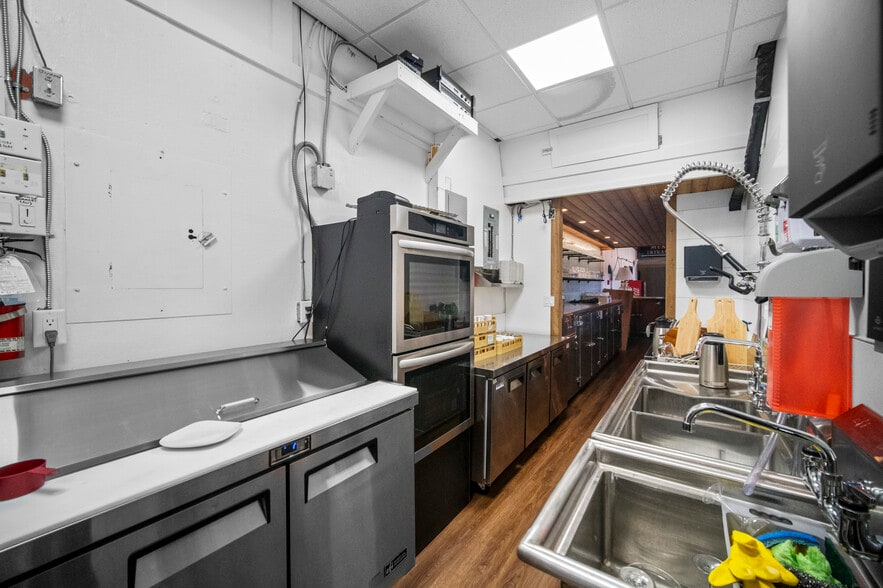 More Photos Of 45886 Wellington Ave, Chilliwack Hotel For Sale