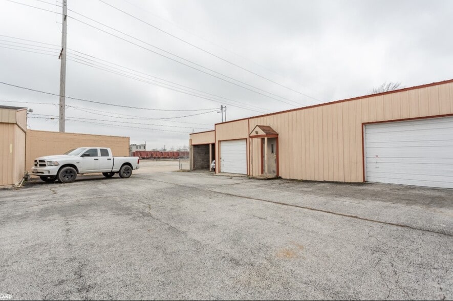 More Photos Of 219 & 303 W Chase st, Springfield Light Distribution For Lease